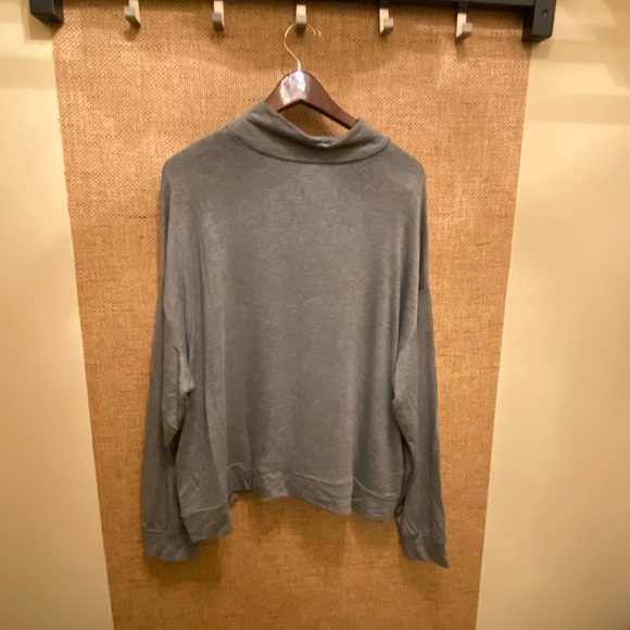 One - Mock neck - Picture 3 of 4